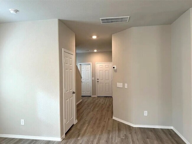 Building Photo - 707 Long Cedar Dr