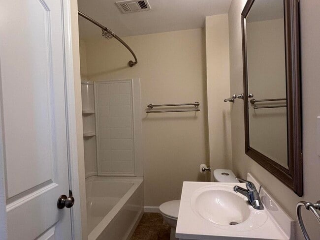 Building Photo - 35 Ash St