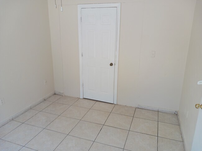 Building Photo - 562 NE 143rd St