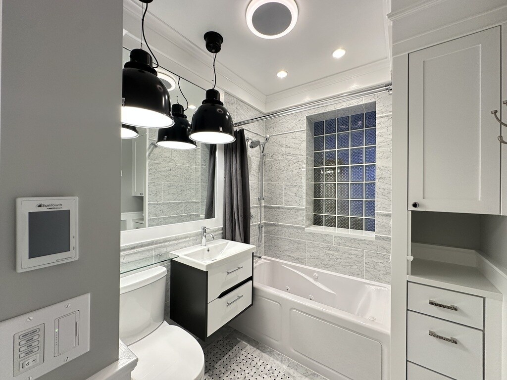 Building Photo - 1410 W Cornelia Ave