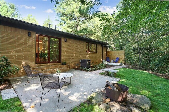 Building Photo - 1995 Commodore Ln