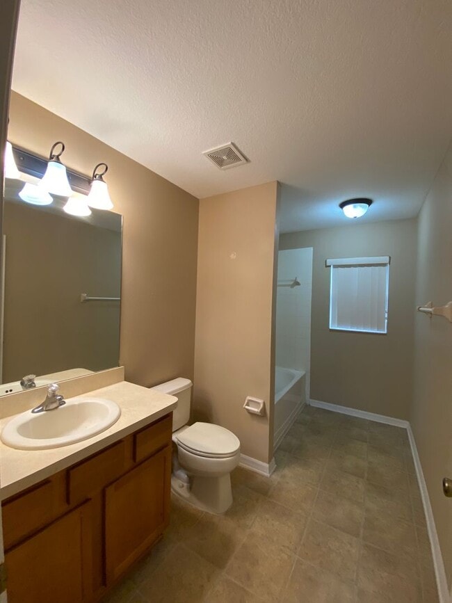 Building Photo - Desirable SW Ocala Neighborhood 3/2/2 **Wo...