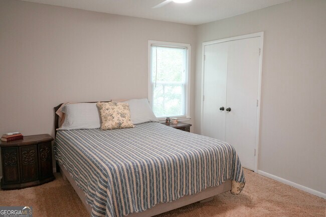 Building Photo - 307 Pinewood Dr