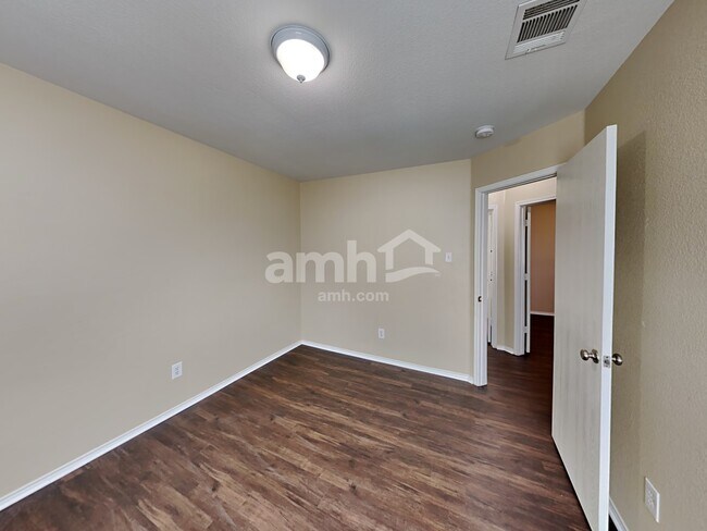 Building Photo - 106 Logan Ln