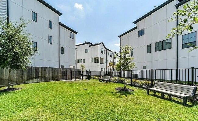 Building Photo - 2812 Grand Fountains Dr