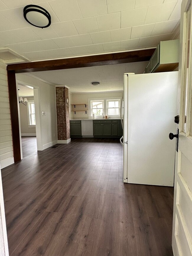 Building Photo - IMMACULATE, completely remodeled, one leve...