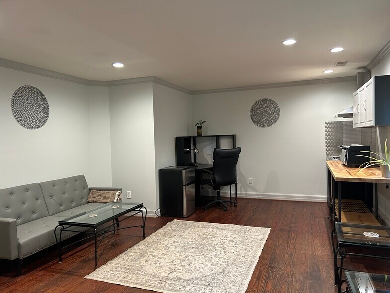 Building Photo - 10217 Cedar Pond Dr
