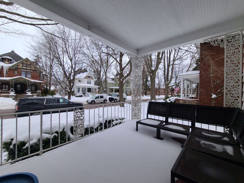 Building Photo - 621 State St