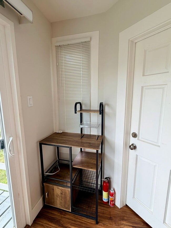 Building Photo - Remodeled studio residence with a panoramic view (Lower Manoa)