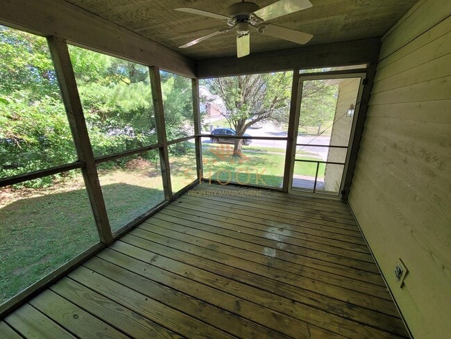 Building Photo - Large 3 BR Townhome/Condo - Available mid June