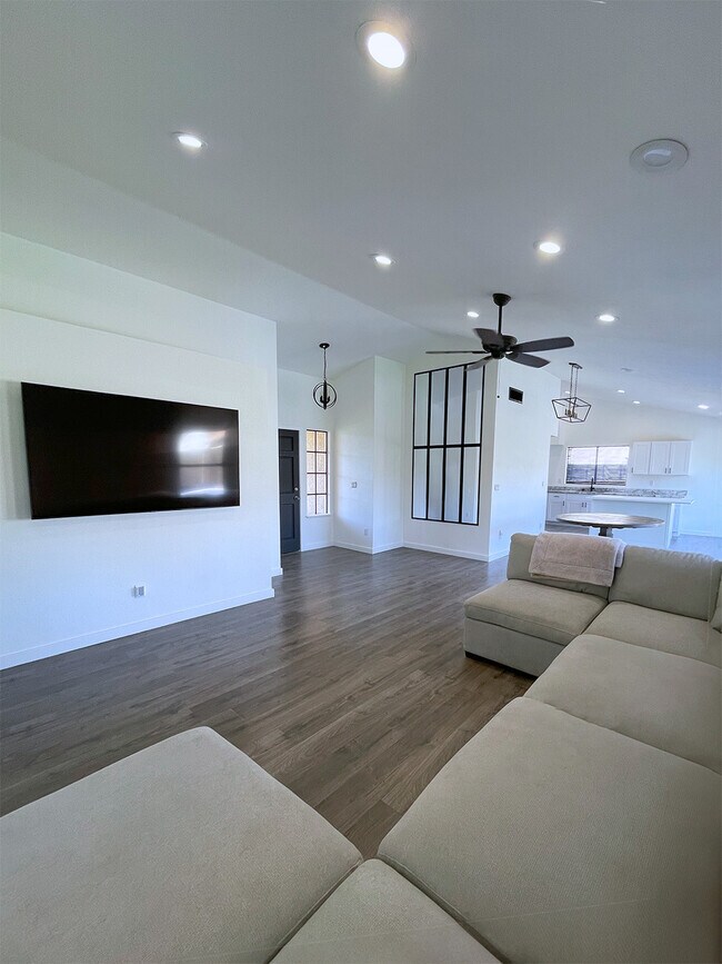 Building Photo - 4508 E Douglas Ave