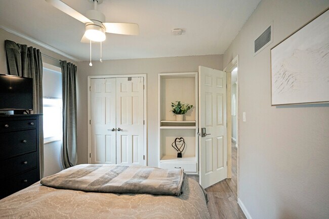 Building Photo - 413 SE Lana Ct