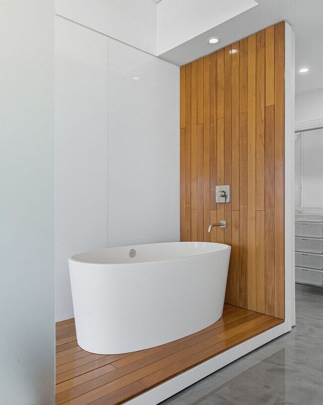 Building Photo - Newport Lofts 1813