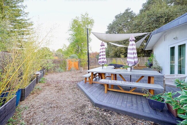 Building Photo - 104 Lobo Vista