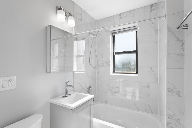 Building Photo - 1634 W Howard St