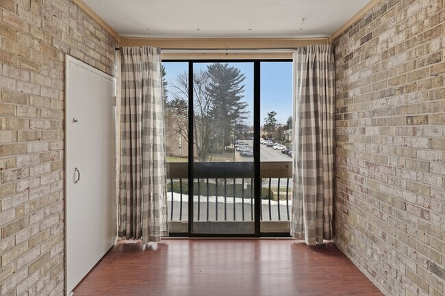 Building Photo - 10596 Twin Rivers Rd