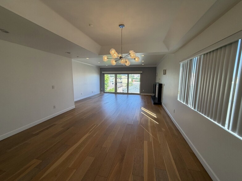 Building Photo - 1247 Barry Ave