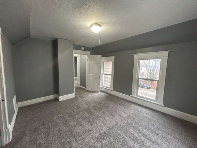 Building Photo - 3 Bedroom, 2 Bath house in East Moline