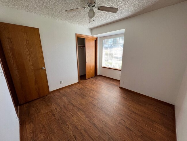 Building Photo - Northeast Hanford 3 bedroom 2 bath with la...