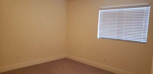 Building Photo - 19350oldcreekroadUNITb.IS4LEASE.COM
