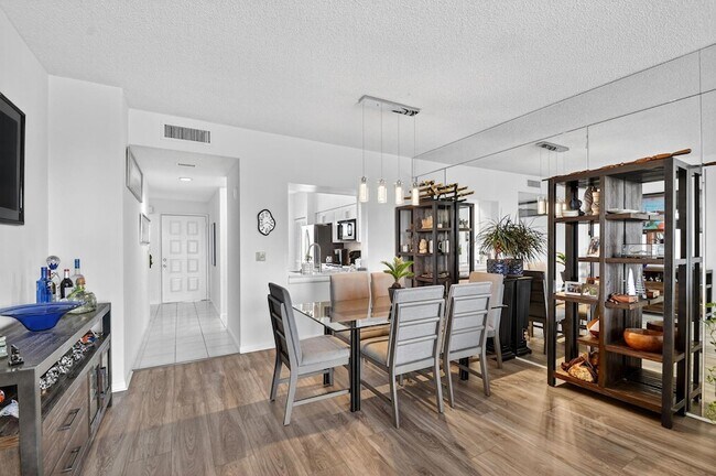 Building Photo - 6193 Pointe Regal Cir