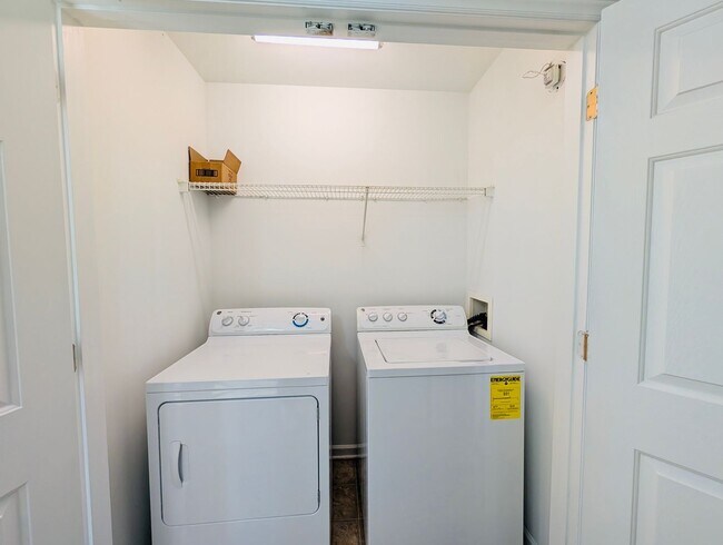 Building Photo - Great Rental Close to NC State