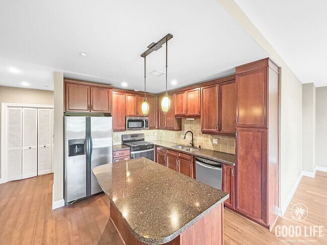 Primary Photo - Stunning 2B/2BA Upgraded Condo w/ 2 Parkin...