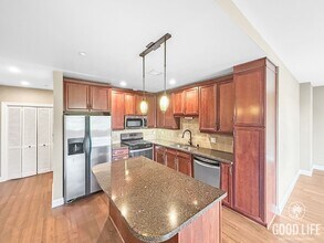 Building Photo - Stunning 2B/2BA Upgraded Condo w/ 2 Parkin...