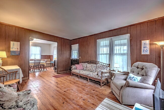 Building Photo - 32 Seaside Ave