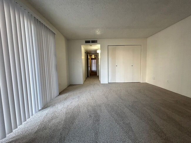 Building Photo - On the Lake, 2 Bed, 2 Bath, Great Views!