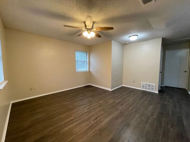 Building Photo - AVAILABLE NOW 2 BEDROOM 1 BATH DUPLEX IN H...