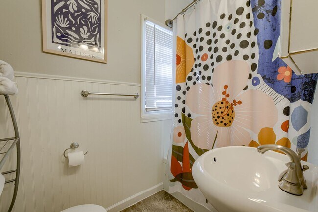 Building Photo - Cozy 2 Bedroom With Fenced Yard & Parking, Minutes from Old Market!!