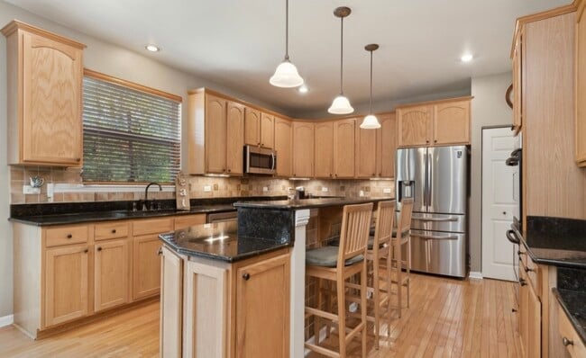 Building Photo - 841 Barclay Dr