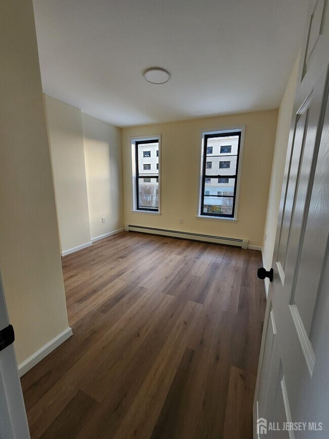 Building Photo - 290 King St