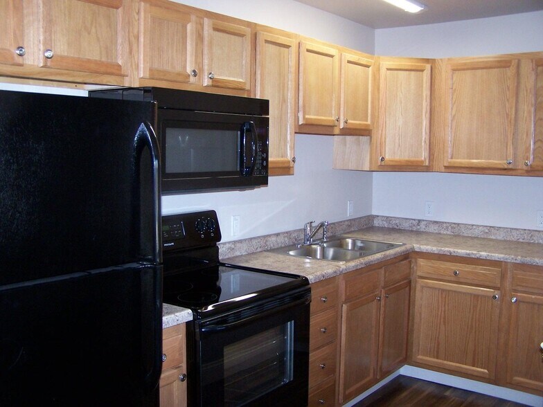 kitchen - 208 E Vincent Ct