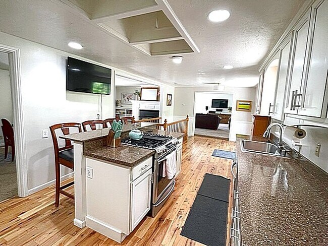 Building Photo - Mountain Retreat Home in Summit Park