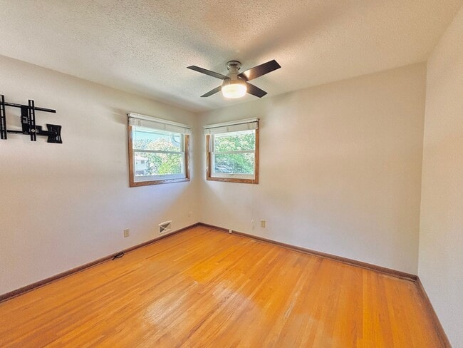 Building Photo - Sprawling 3bedroom 2bath Home in Roseville...