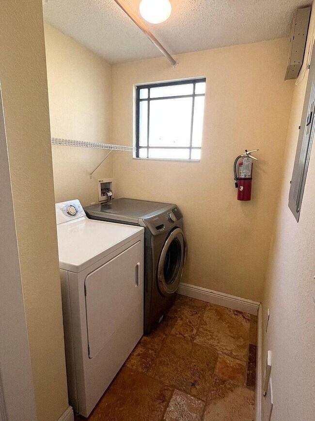 Building Photo - 3021 Alcazar Pl