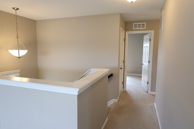 Building Photo - 1899 Lakecrest Dr