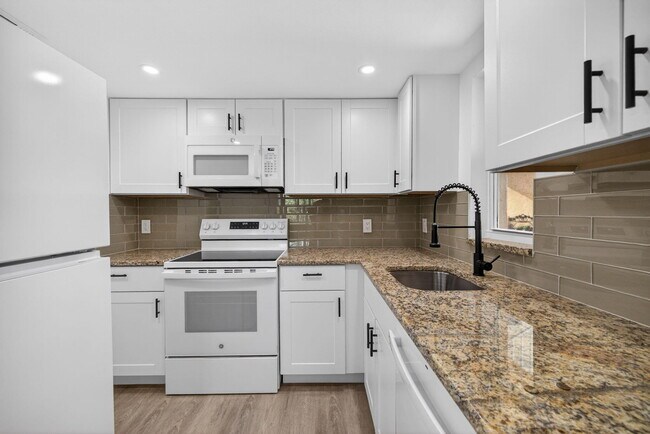 Building Photo - 1650 SE Green Acres Cir