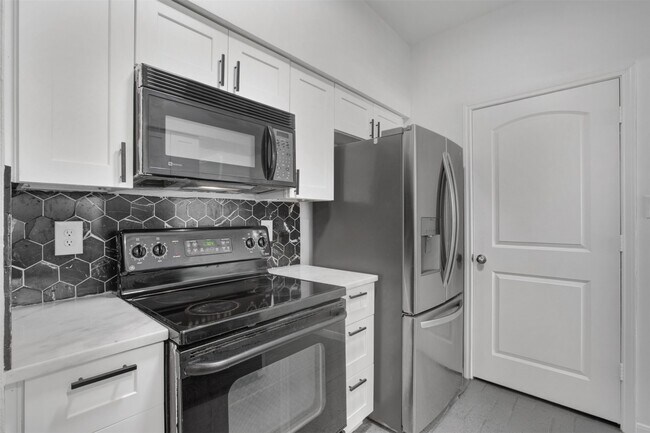 Building Photo - 2475 Underwood St