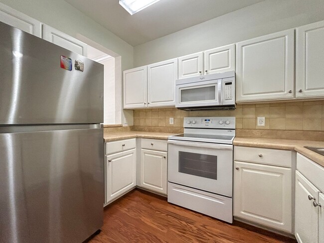 Building Photo - Beautiful 2/2.5 in Magnolia Place