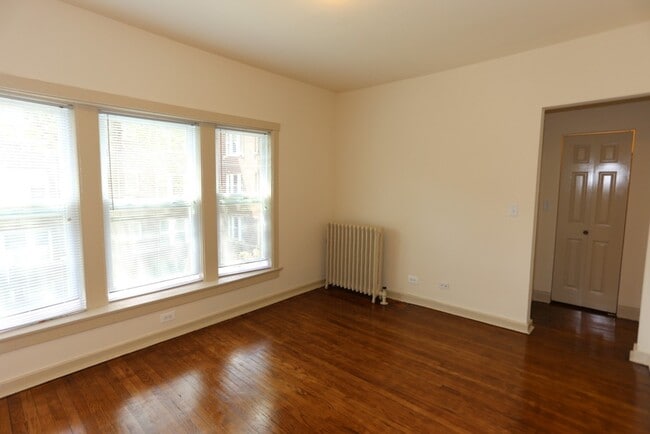 Building Photo - 4712 N Racine Ave