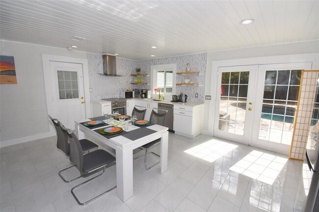 Building Photo - 2450 Hawthorne St