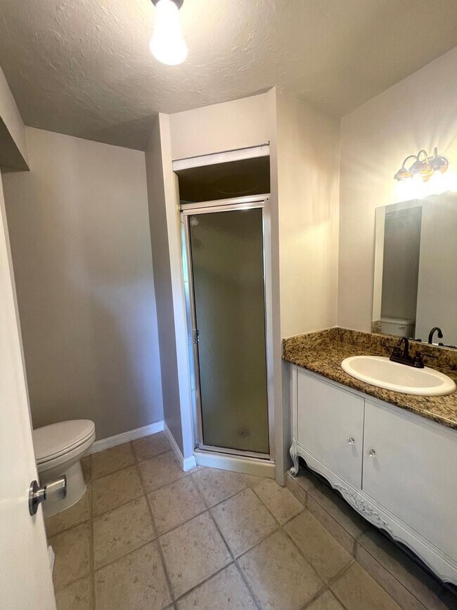 Building Photo - $500 OFF FIRST MONTH RENT • Centrally Loca...