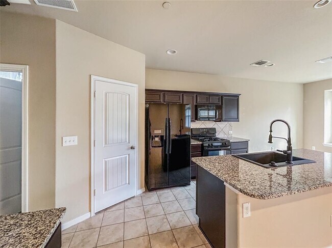 Building Photo - 2880 Donnell Dr