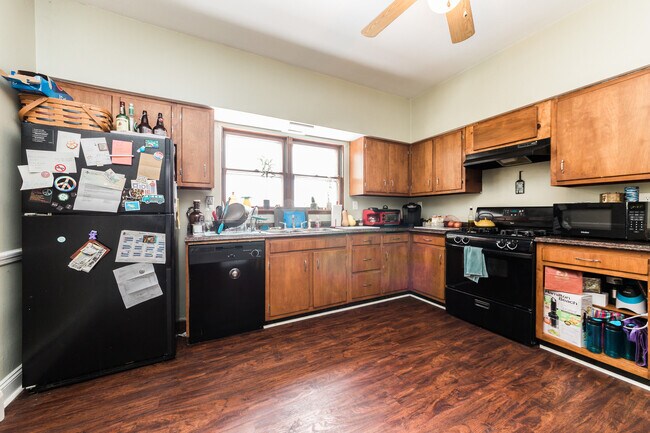 Building Photo - AVAILABLE MAY  - 2 Bedroom 1.5 bathroom Ho...