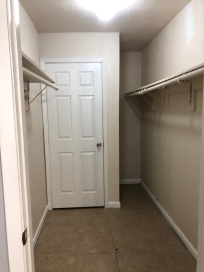 Building Photo - 716 Memorial Mews St