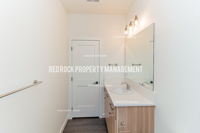 Building Photo - 624 S Crescent Ln