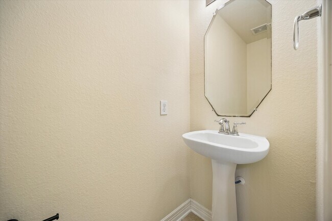 Building Photo - 10108 Hidden Creek Falls Ln